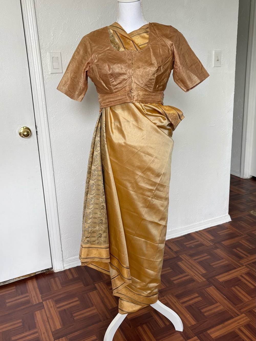 Handmade women’s gold Indian Saree elegant and beautiful print size small